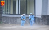 Tân binh đeo khẩu trang, kiểm tra thân nhiệt trong ngày nhập ngũ
